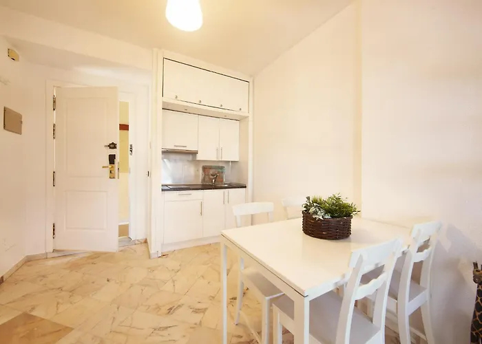 In With Beachfront Pool Apartamento