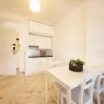 In With Beachfront Pool Διαμέρισμα