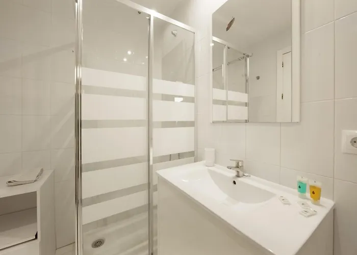 In With Beachfront Pool Apartment *