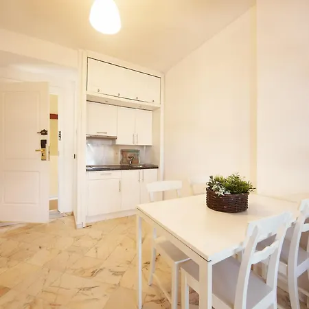 In With Beachfront Pool Apartament